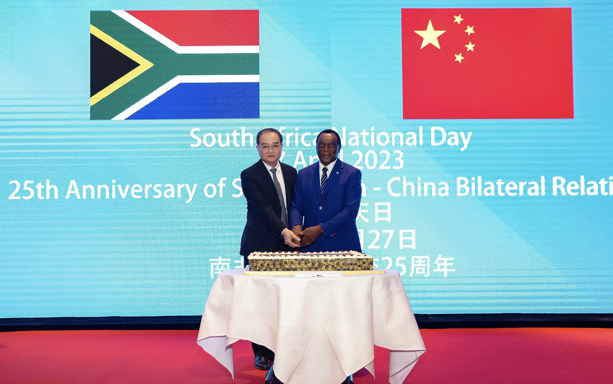 Deng Li (left), Vice Minister of China's Ministry of Foreign Affairs with Siyabonga Cwele, South African Ambassador to China Photo: Courtesy of the South African Embassy in China