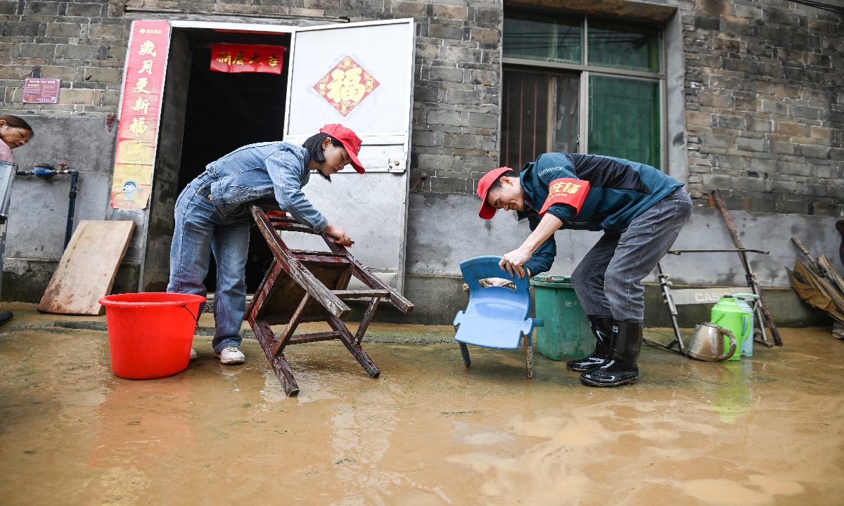 Heavy rainfall causes severe damage to some towns in Xingan county, East China’s Jiangxi Province. After the flood, the county organized government officials and volunteers to help the affected villages to carry out postdisaster production and self-rescue on May 7, 2023. Photo: IC