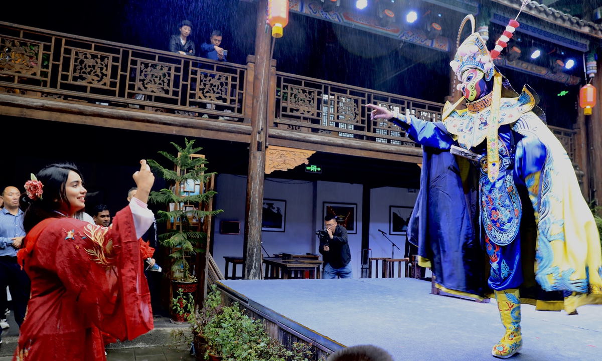 A visitor films a performance of <em>bian lian</em>, or face-changing, on May 8, 2023 in Guangyuan, Southwest China's Sichuan Province. <em>Bian lian</em> is one of the most famous and mysterious dramatic arts in Sichuan Opera. Photo: IC