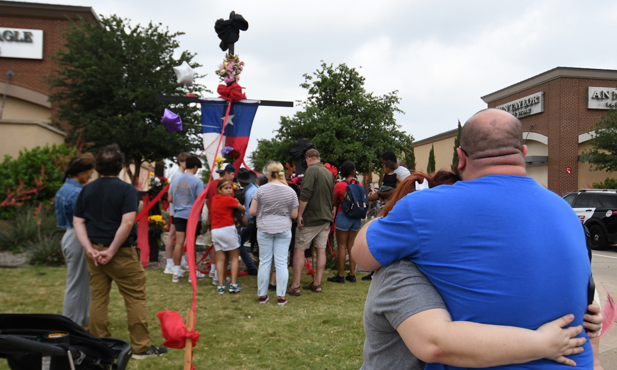People pay their respects at memorial display for the eight victims of the the shooting at Allen Premium Outlets mall on Sunday, May 7, 2023 in Allen, Texas
. The eight were killed on May 6 by a lone gunman. Photo: VCG