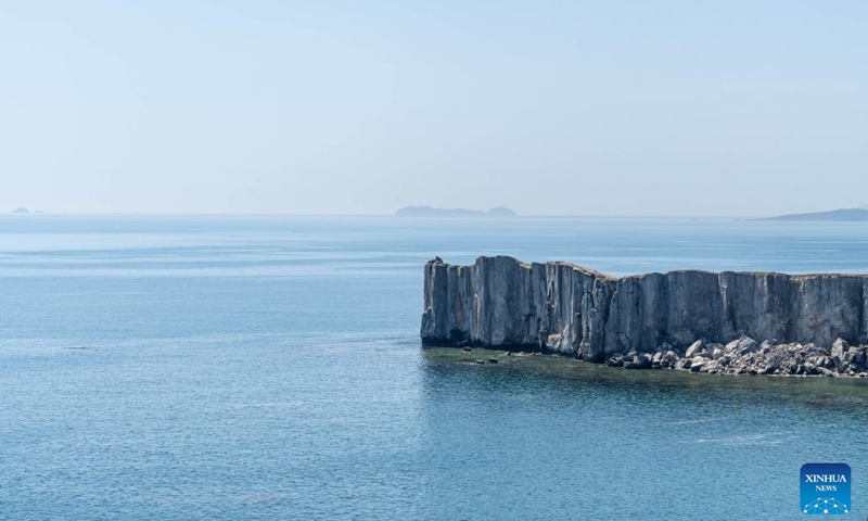 This photo taken on May 8, 2023 shows a rocky cliff in the coastal town of Slavyanka, Russia(Photo: Xinhua)
