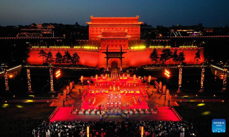 This aerial photo taken on April 30, 2023 shows tourists watching performances at the ancient city wall scenic spot in Xi'an, northwest China's Shaanxi Province. Xi'an, a city with over 3,100 years of history, served as the capital for 13 dynasties in Chinese history. It is also home to the world-renowned Terracotta warriors created in the Qin Dynasty (221-207 BC).(Photo: Xinhua)