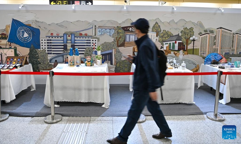 A man walks past several pieces of artwork at an exhibition featuring cultural and creative products at Dananmen Station of Taiyuan Subway Line 2, Taiyuan, capital of north China's Shanxi Province, May 9, 2023. More than 200 pieces of artwork were displayed at the exhibition, showcasing this city's history. The exhibition runs until May 12.(Photo: Xinhua)
