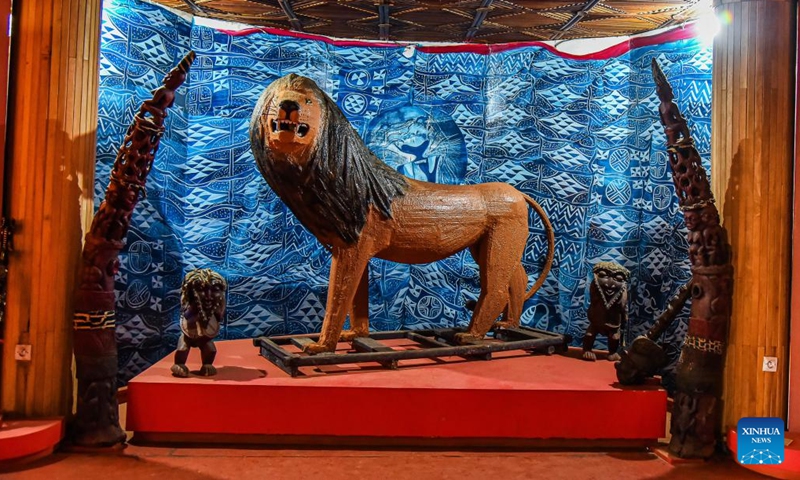 This photo taken on April 10, 2023 shows a lion sculpture displayed at Cameroon civilization museum in Dschang, Cameroon. With a main building area of about 1,000 square meters, the museum was officially opened to public in 2010.(Photo: Xinhua)