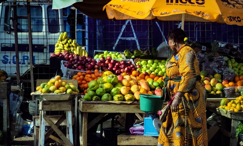 A vendor sorts fruits in Dakar, Senegal, May 11, 2023.(Photo: Xinhua)