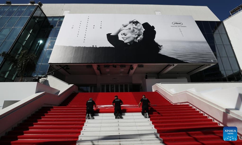Staff members install the red carpet at the Palais des Festivals ahead of the 76th edition of the Cannes Film Festival in Cannes, southern France, May 16, 2023. The film festival will be held from May 16 to 27 this year.(Photo: Xinhua)