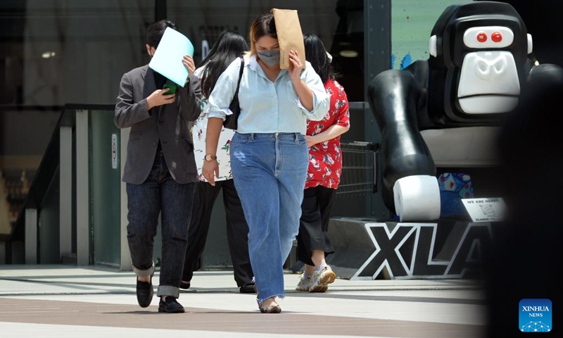 Pedestrians shade themselves from sunshine with papers in Bangkok, Thailand, May 17, 2023. Thailand is hit by a heat wave, with the highest temperature in Bangkok reaching 41 degrees Celsius recently.(Photo: Xinhua)