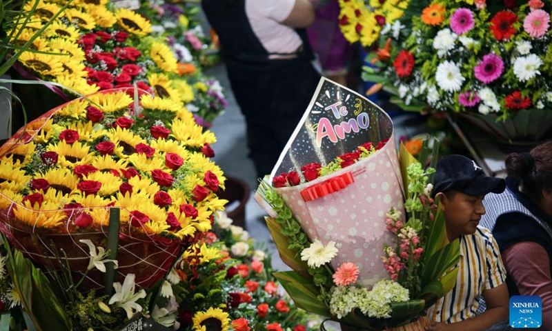 A flower seller shows flowers prepared for Mother's Day in Mexico City, Mexico, May 9, 2023. Mother's Day in Mexico is celebrated on May 10.(Photo: Xinhua)