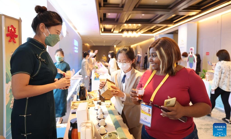 A journalist experiences traditional Chinese culture at the media center of the China-Central Asia Summit in Xi'an, northwest China's Shaanxi Province, May 16, 2023. The media center of the China-Central Asia Summit opened on Tuesday to provide services for journalists(Photo: Xinhua)