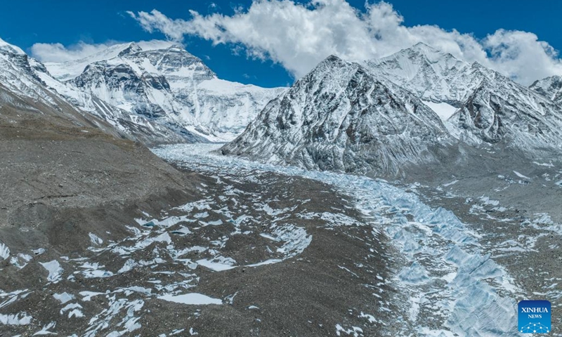 This aerial photo taken on May 15, 2023 shows Central Rongbuk glacier at the foot of Mount Qomolangma, southwest China's Tibet Autonomous Region. With the east, central, and west branches, Rongbuk glacier is the biggest and most famous compound valley glacier at the foot of Mount Qomolangma.(Photo: Xinhua)