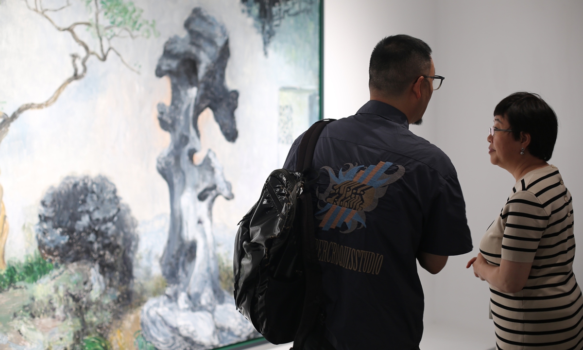 Two visitors communicate about an artwork at the exhibition Photo: Courtesy of Ming Contemporary Art Museum