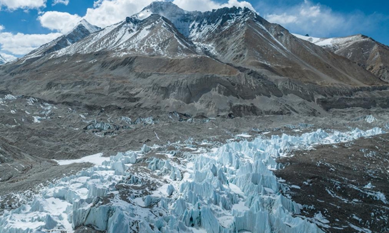 This aerial photo taken on May 15, 2023 shows Central Rongbuk glacier at the foot of Mount Qomolangma, southwest China's Tibet Autonomous Region. With the east, central, and west branches, Rongbuk glacier is the biggest and most famous compound valley glacier at the foot of Mount Qomolangma.(Photo: Xinhua)