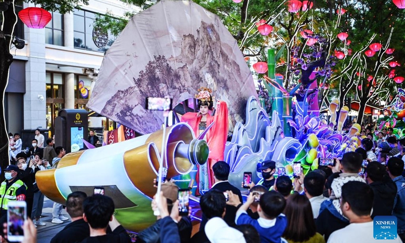 This photo taken on April 25, 2023 shows a float parade at the Datang Everbright City scenic area in Xi'an, northwest China's Shaanxi Province. Xi'an, a city with over 3,100 years of history, served as the capital for 13 dynasties in Chinese history. It is also home to the world-renowned Terracotta warriors created in the Qin Dynasty (221-207 BC).(Photo: Xinhua)