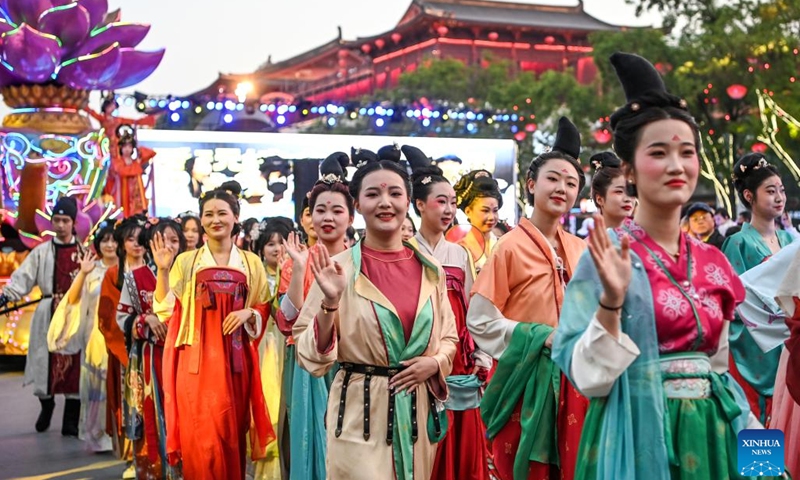This photo taken on April 25, 2023 shows a traditional costume show at the Datang Everbright City scenic area in Xi'an, northwest China's Shaanxi Province. Xi'an, a city with over 3,100 years of history, served as the capital for 13 dynasties in Chinese history. It is also home to the world-renowned Terracotta warriors created in the Qin Dynasty (221-207 BC).(Photo: Xinhua)