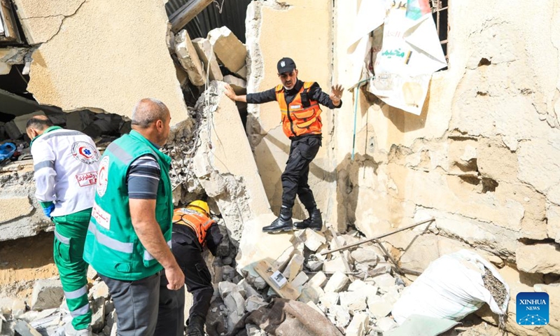 People inspect a damaged house following an airstrike in the southern Gaza Strip city of Khan Younis, on May 11, 2023. Israeli fighter jets Thursday continued intensive airstrikes on the Gaza Strip for a third day in a row in response to rockets fired towards Israel, leaving 28 Palestinians killed and 93 injured.(Photo: Xinhua)