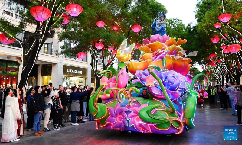This photo taken on April 25, 2023 shows a float parade at the Datang Everbright City scenic area in Xi'an, northwest China's Shaanxi Province. Xi'an, a city with over 3,100 years of history, served as the capital for 13 dynasties in Chinese history. It is also home to the world-renowned Terracotta warriors created in the Qin Dynasty (221-207 BC).(Photo: Xinhua)