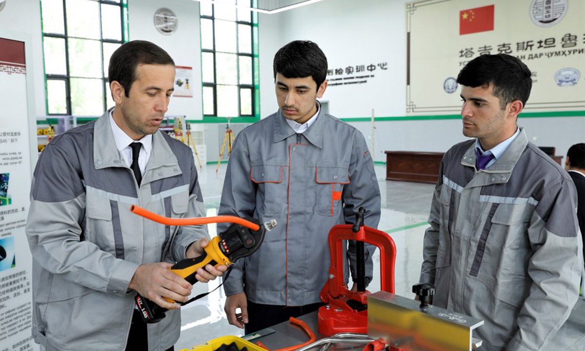 A Tajik professor introduces how to cut steel pipe to students at the Luban Workshop in Dushanbe, Tajikistan, April 12, 2023. The Luban Workshop, co-founded by China's Tianjin Urban Construction Management & Vocation Technology College and Tajik Technical University, was officially put into operation in November 2022.(Photo by Kalizhan Ospanov/Xinhua)
