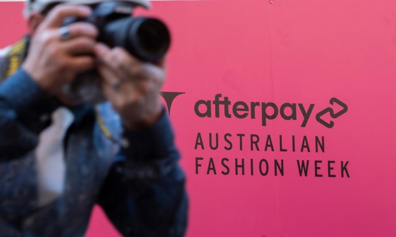 A photographer takes photos during the Australian Fashion Week in Sydney, Australia, May 15, 2023. The fashion week kicked off on Monday and will last till May 19.(Photo: Xinhua)