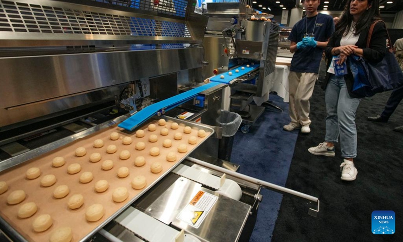 An automated food-baking equipment is displayed during the Bakery Showcase 2023 held at the Vancouver Convention Centre in Vancouver, British Columbia, Canada, on May 14, 2023.(Photo: Xinhua)