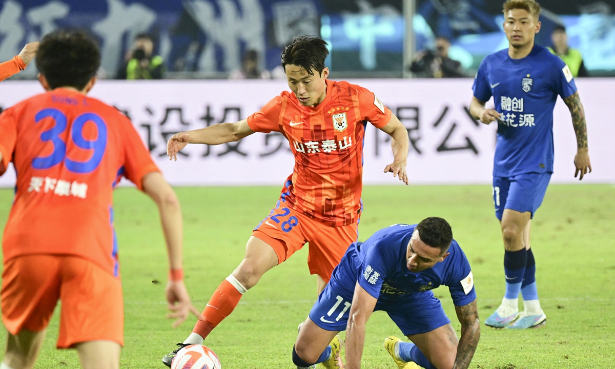 Son Jun-ho (center) of Shandong Taishan FC plays in Chinese Super Cup on April 8, 2023 in Hangzhou, East China's Zhejiang Province. Photo: VCG