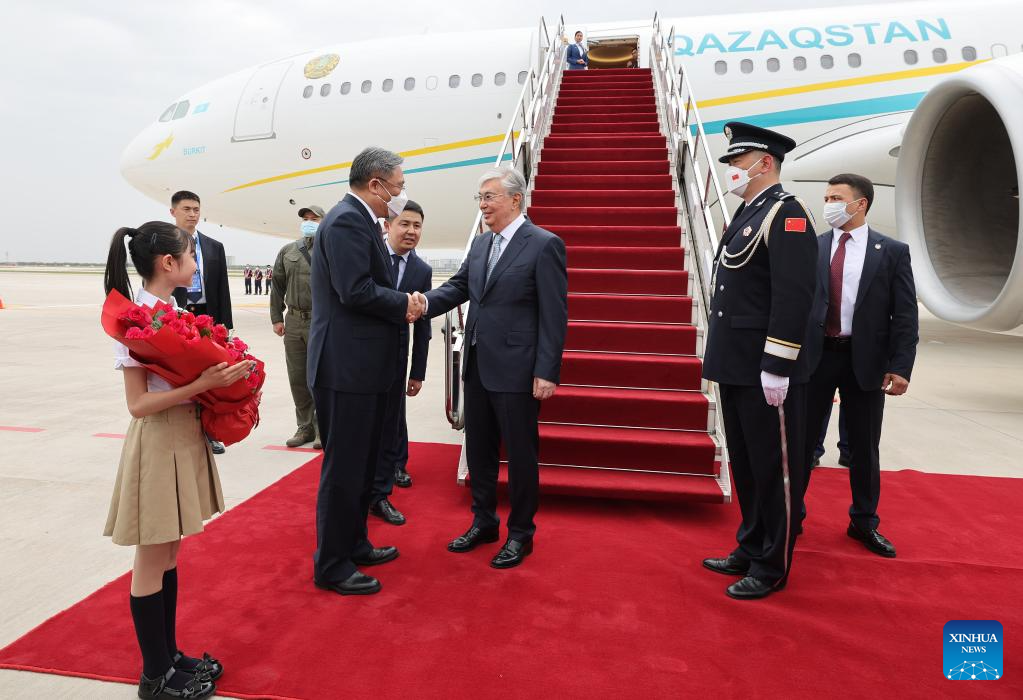 Kazakh President Kassym-Jomart Tokayev arrives in Xi'an, northwest China's Shaanxi Province, on May 17, 2023. Kazakh President Kassym-Jomart Tokayev arrived in Xi'an on Wednesday afternoon for the China-Central Asia Summit, which is scheduled for May 18 and 19. Tokayev is the first Central Asian leader to arrive in Xi'an for the summit. A team of 190 performers, including Shaanxi folk dancers, are at the airport to welcome the leaders of the Central Asian countries. (Xinhua/Xing Guangli)