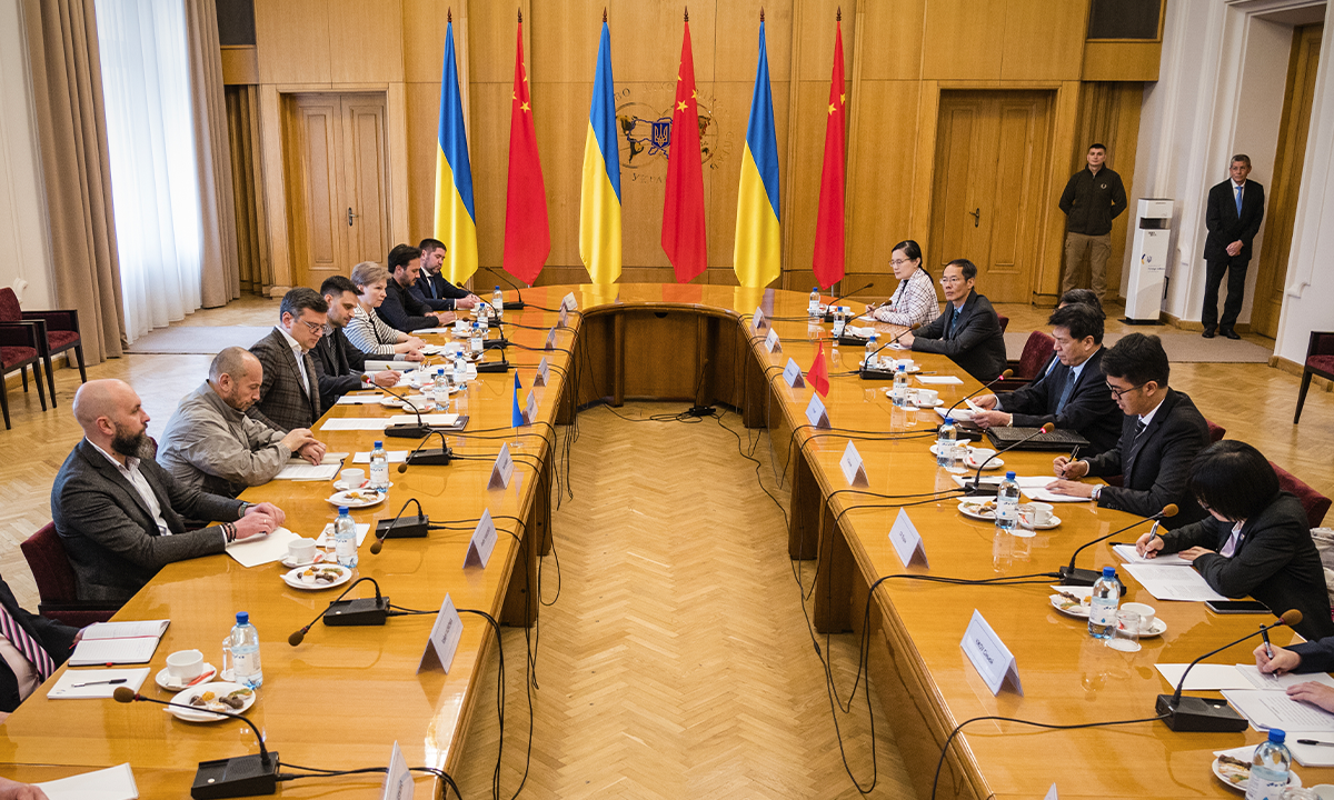 Special Representative of the Chinese Government on Eurasian Affairs Li Hui (center right) meets with Ukrainian foreign minister Dmytro Kuleba (center left) in talks in Kiev, Ukraine, on May 17, 2023. Photo: VCG