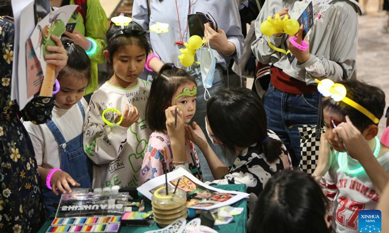 Children experience face painting at Shanghai Natural History Museum in Shanghai, east China, May 18, 2023. Shanghai Natural History Museum(SNHM) held a special event themed Night at the SNHM in celebration of the International Museum Day on Thursday(Photo: Xinhua)