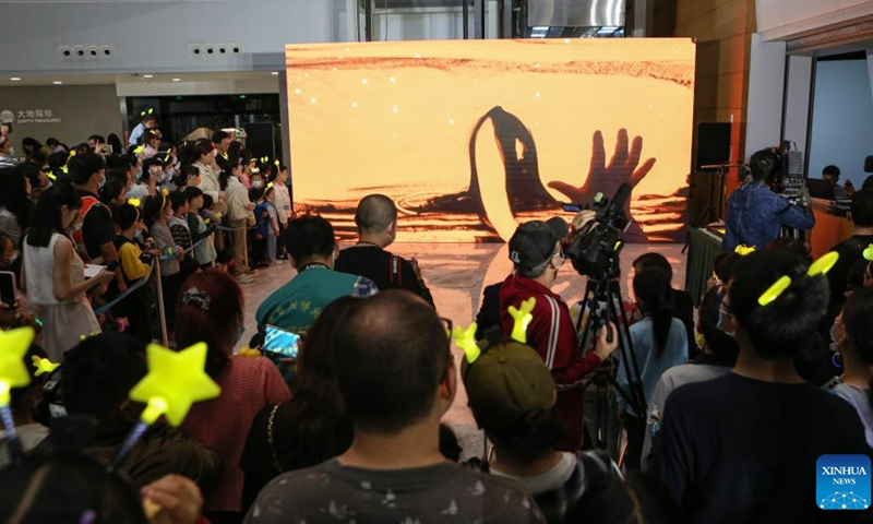Visitors watch a sand painting show at Shanghai Natural History Museum in Shanghai, east China, May 18, 2023. Shanghai Natural History Museum(SNHM) held a special event themed Night at the SNHM in celebration of the International Museum Day on Thursday.(Photo: Xinhua)