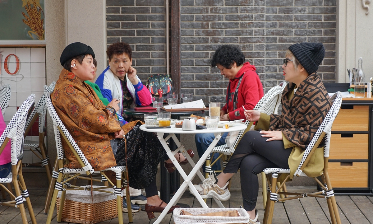 Well-dressed senior citizens enjoy their afternoon tea in Zhang Yuan, Shanghai. Photo: Lu Ting/GT
