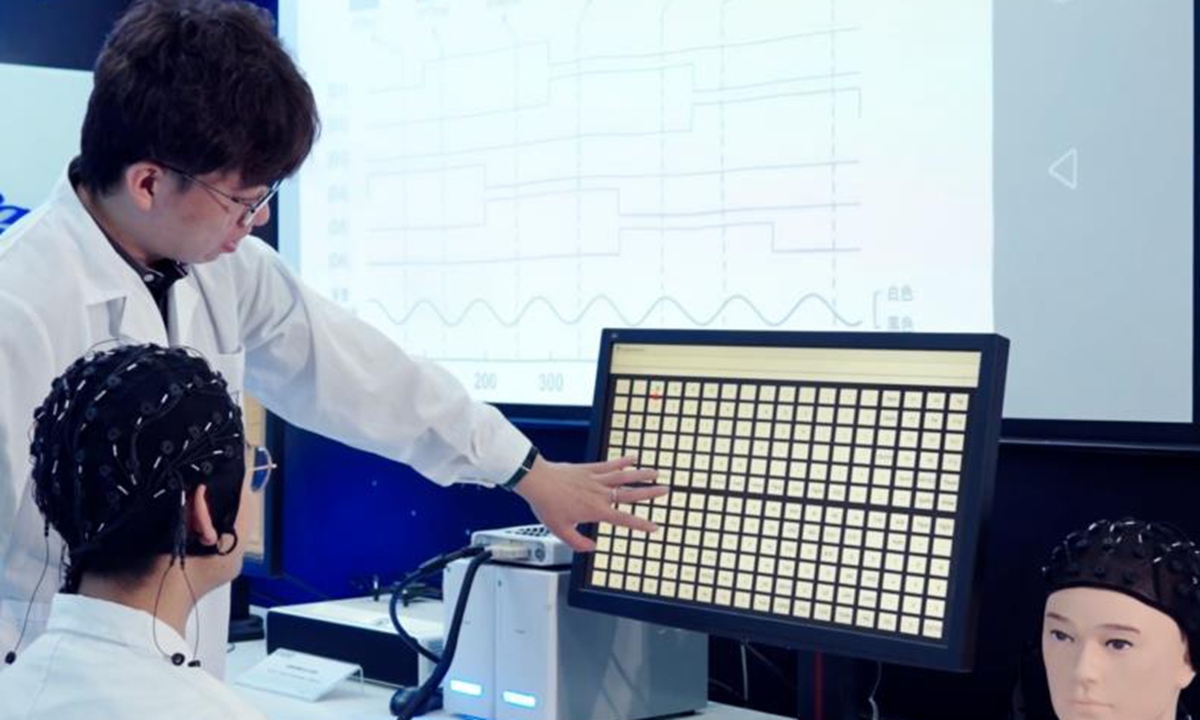 A neuroscience team from Tianjin University demonstrates the high-speed brain-computer interface (BCI) with 216 targets on May 18, 2023. Photo: Courtesy of Tianjin University 