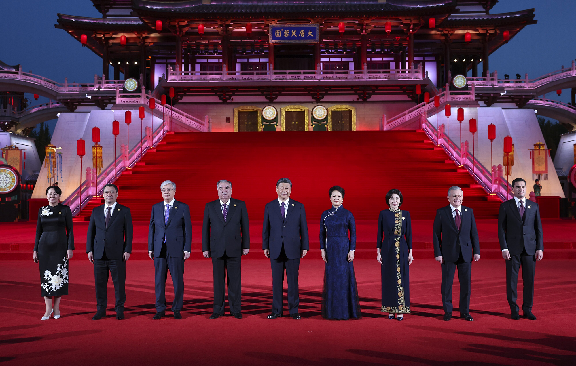 Chinese President Xi Jinping (center) and his wife Peng Liyuan (fourth from right) hold a welcome ceremony for Central Asian leaders and their wives in the city of Xi'an, northwest China's Shaanxi Province, on the evening of May 18, 2023. Photo: Xinhua