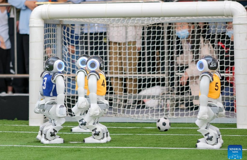На этой фотографии, сделанной 20 мая 2023 года, показаны роботы, соревнующиеся в футбольном матче во время седьмого Всемирного конгресса разведки (WIC) в Тяньцзине на севере Китая.  WIC, крупное мероприятие по искусственному интеллекту (ИИ) в Китае, стартовало здесь в четверг.  (Синьхуа/Чжан Чэн)