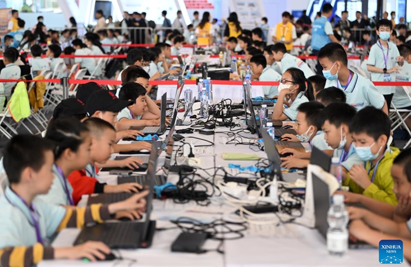Участники готовятся к соревнованию во время седьмого Всемирного конгресса разведки (WIC) в Тяньцзине на севере Китая, 20 мая 2023 года. WIC, крупное мероприятие по искусственному интеллекту (ИИ) в Китае, стартовало здесь в четверг.  (Синьхуа/Ли Ран)