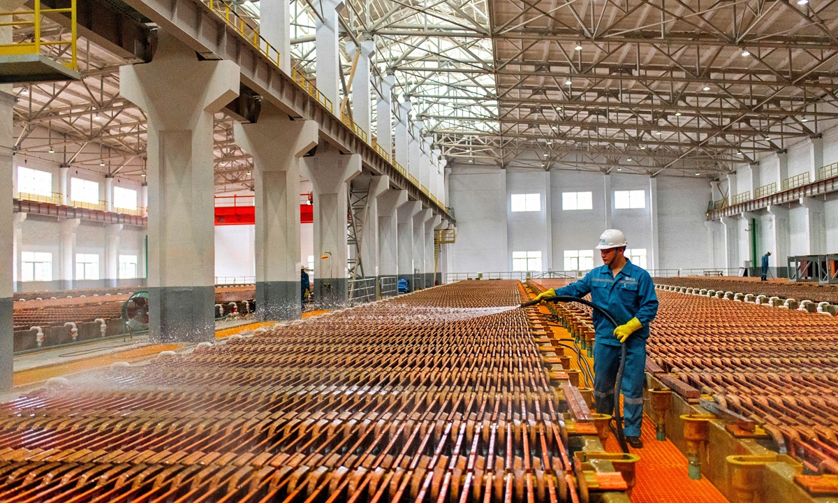 A worker cools down electrolytic copper products with water in Fuzhou in East China’s Jiangxi Province on May 21, 2023. China’s electrolytic copper output reached 4.11 million tons in the first four months of this year, up 12.9 percent year-on-year, data from the National Bureau of Statistics showed. Photo: VCG