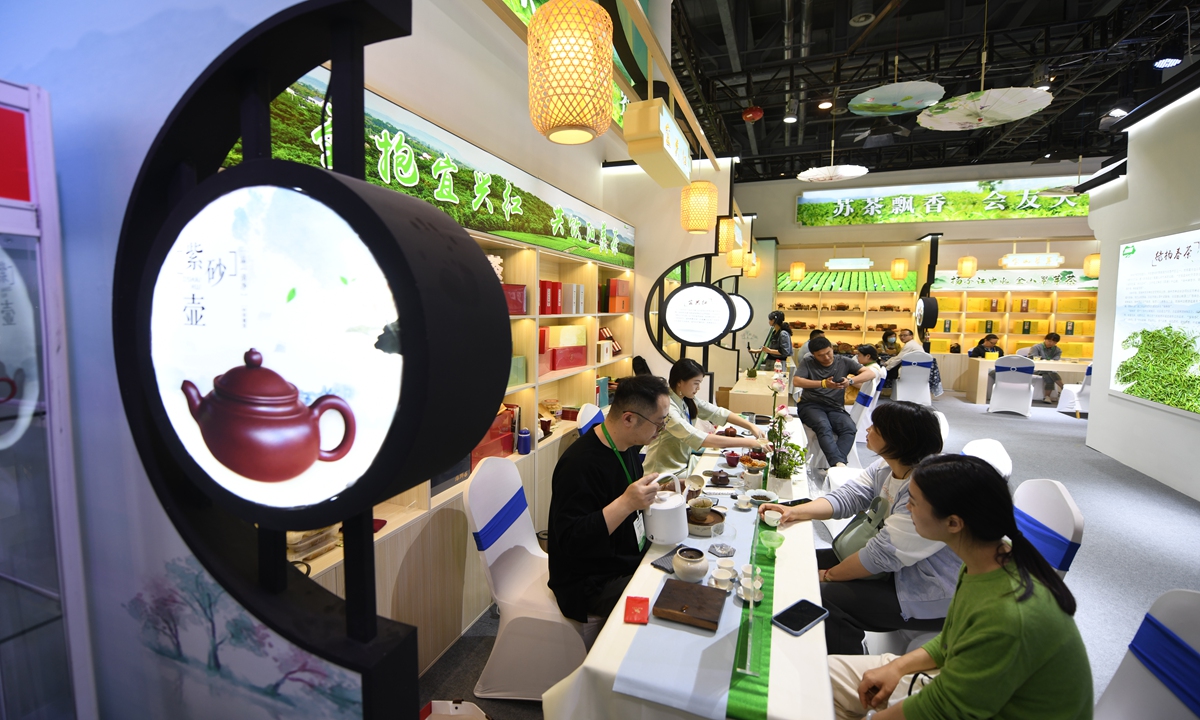Visitors taste tea and exchange ideas at the 5th China International Tea Expo in Hangzhou, East China's Zhejiang Province on May 22, 2023. The expo attracted nearly 900 domestic and international tea enterprises and more than 4,000 buyers. Photo: VCG 