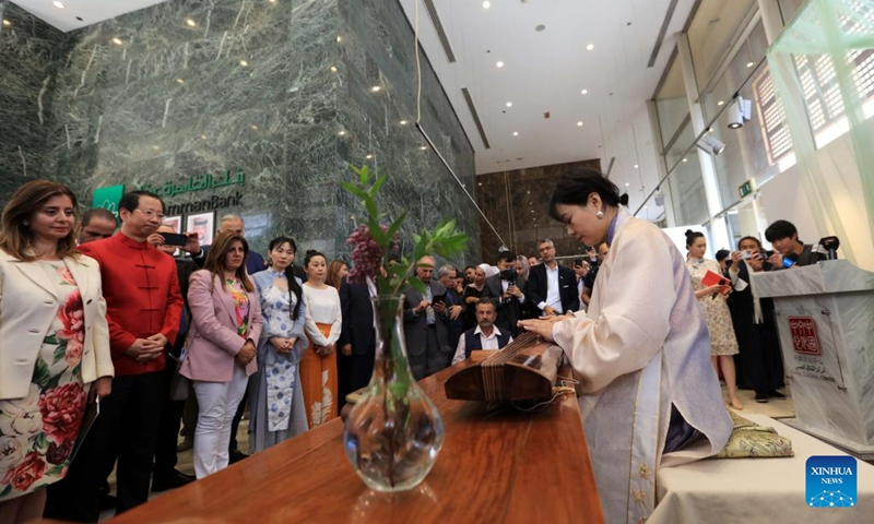 An artist performs Guqin, a plucked seven-string Chinese musical instrument, during a cultural salon titled Tea for Harmony in Amman, Jordan, on May 24, 2023. The cultural salon was held here on Wednesday, offering the attendees an opportunity to immerse in the Chinese tea culture.(Photo: Xinhua)