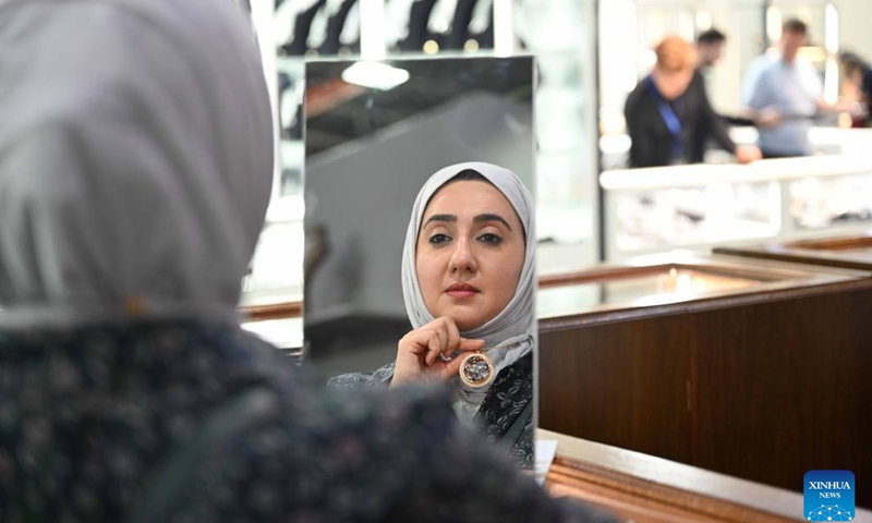 A woman wears jewelry at the 19th International Gold and Jewelry Exhibition in Hawalli Governorate, Kuwait, on May 24, 2023. The 19th International Gold and Jewelry Exhibition kicked off here on Wednesday, with the participation of more than 190 local and international companies. (Photo: Xinhua)