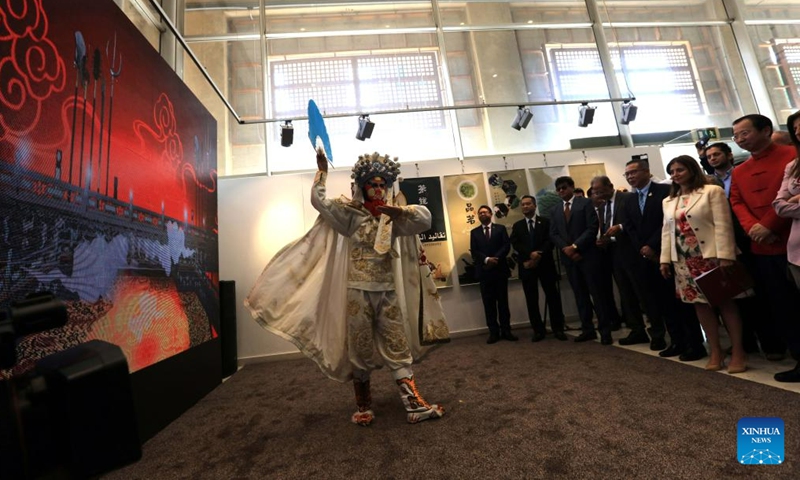 An artist performs Sichuan opera Bianlian, also known as face-changing, during a cultural salon titled Tea for Harmony in Amman, Jordan, on May 24, 2023. The cultural salon was held here on Wednesday, offering the attendees an opportunity to immerse in the Chinese tea culture.(Photo: Xinhua)