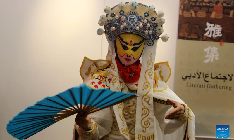 An artist performs Sichuan opera Bianlian, also known as face-changing, during a cultural salon titled Tea for Harmony in Amman, Jordan, on May 24, 2023. The cultural salon was held here on Wednesday, offering the attendees an opportunity to immerse in the Chinese tea culture(Photo: Xinhua)