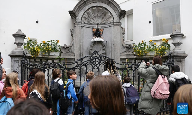 People view the Manneken-Pis in Brussels, Belgium, May 22, 2023. Belgium's famous statue Manneken-Pis was decorated with a butterfly costume on Monday to celebrate the International Day for Biological Diversity(Photo: Xinhua)