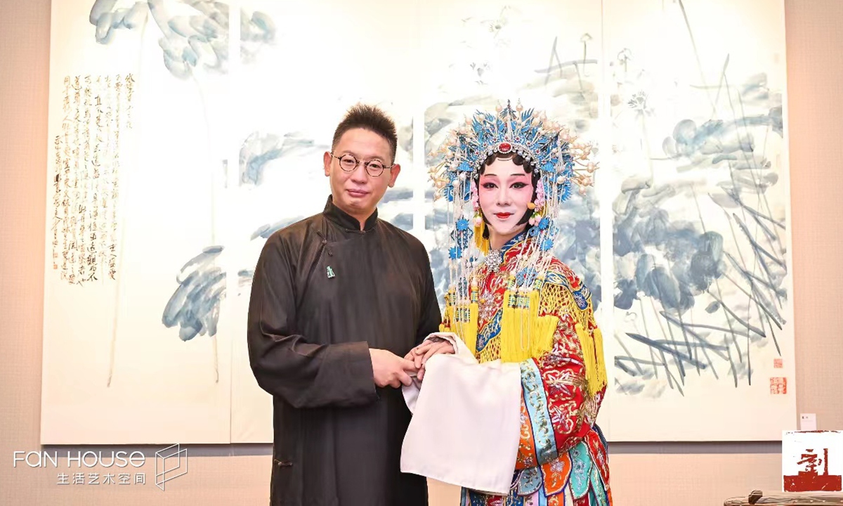 Liu Shaobai (left) takes a photo with Dong Fei in Guangzhou, Guangdong Province on May 15, 2023. Photo: Courtesy of Fan House 