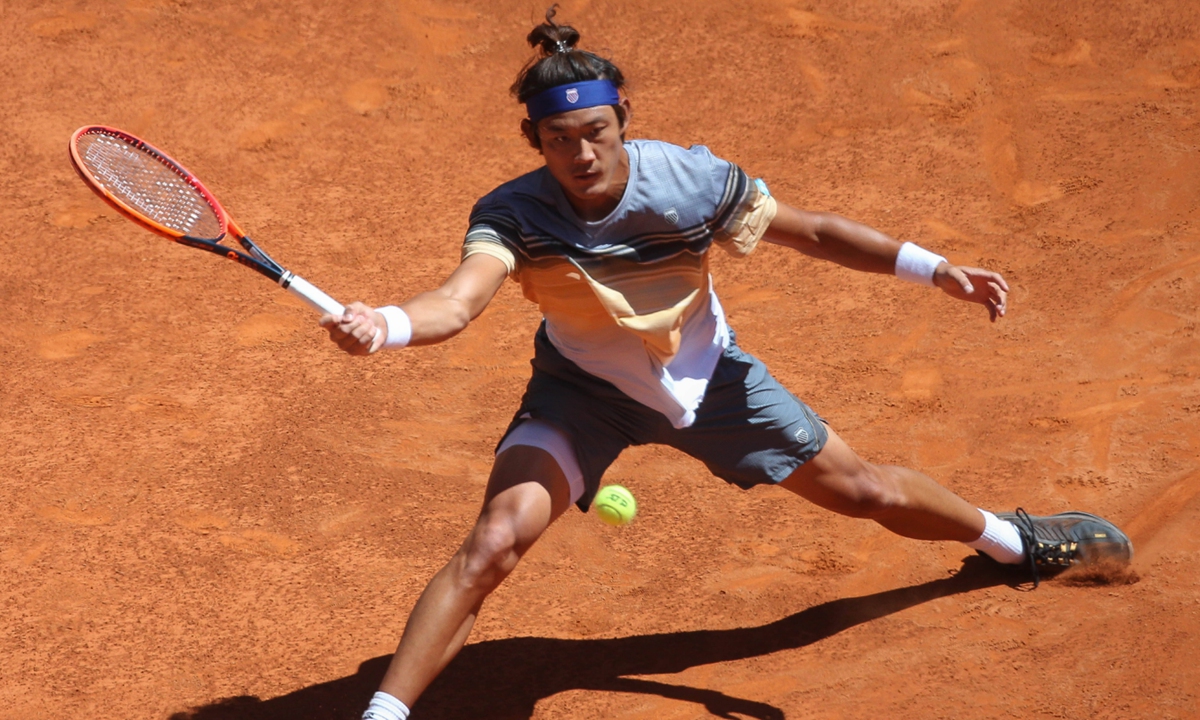 Chinese tennis player Zhang Zhizhen hits a return at the Madrid Masters on May 4, 2023 in Madrid, Spain. Photos: VCG