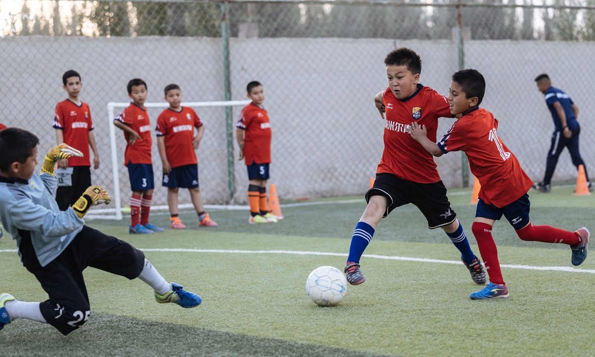 Young members of Kashi Prefecture's Pamir Soccer Club play soccer on May 11, 2023.  Photo: Li Hao/Global Times Art