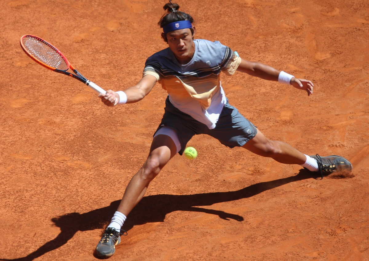 Chinese tennis player Zhang Zhizhen hits a return at the Madrid Masters on May 4, 2023 in Madrid, Spain. Photos: VCG