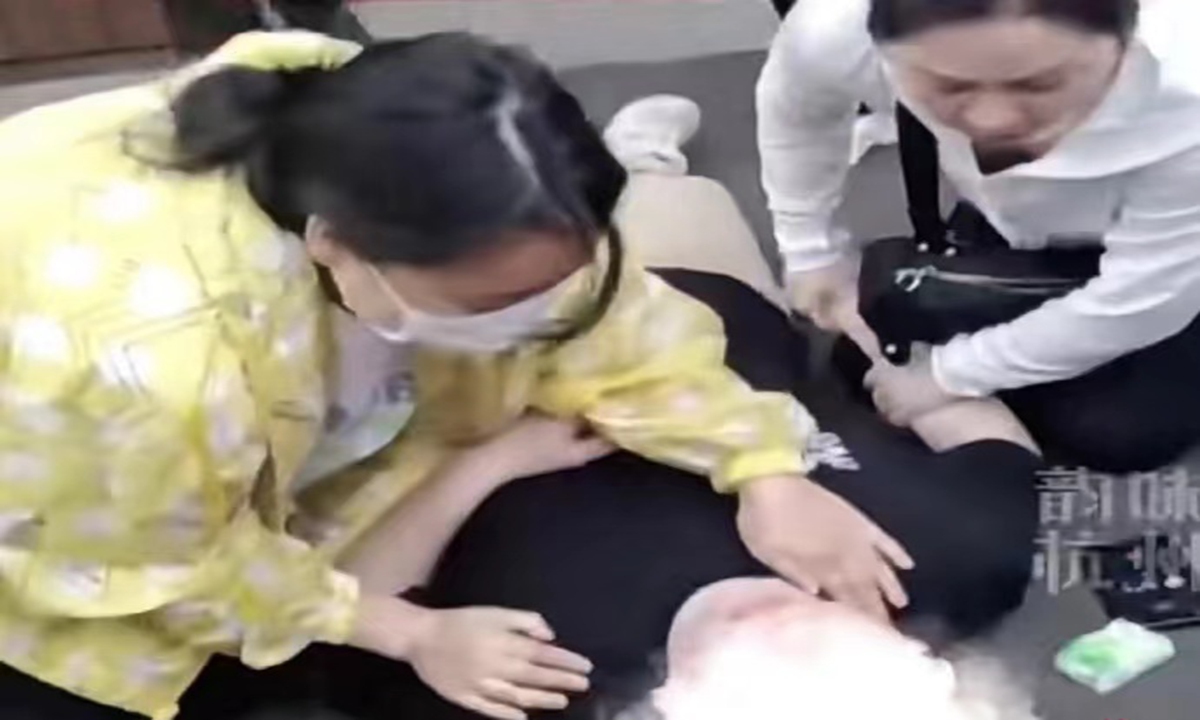 Four medical workers who gave first aid to a man at the Chengdu Research Base of Giant Panda Breeding in Southwest China's Sichuan Province have received a gift of lifetime free visit from the panda base.Photo: Chinanews