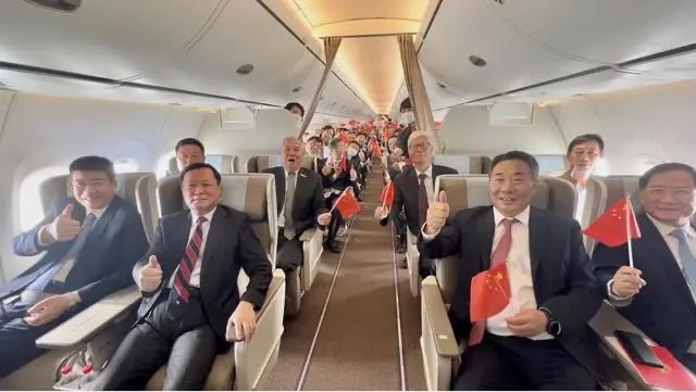 Screenshot of a group photo taken on the C919’s maiden commercial flight, from the paper.cn. 