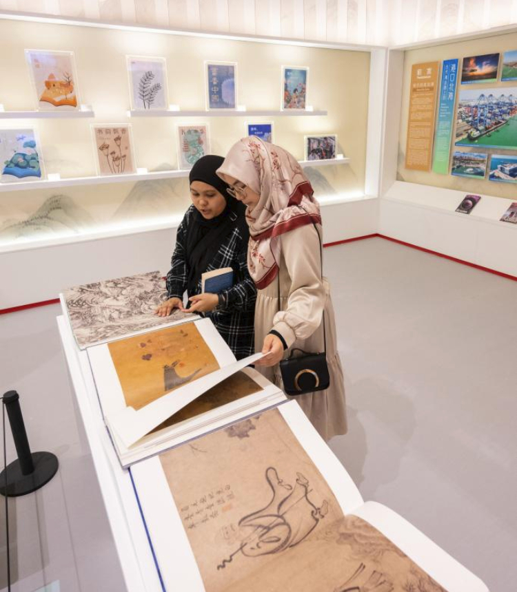 People visit the exhibition area of a comprehensive collection of ancient Chinese paintings during the 40th Kuala Lumpur International Book Fair in Kuala Lumpur, Malaysia, May 26, 2023. (Xinhua/Zhu Wei)