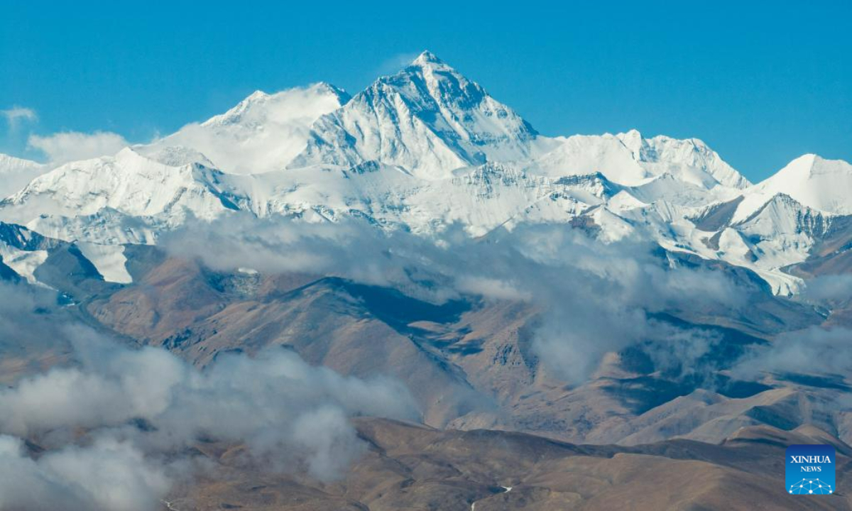 This aerial photo taken on May 26, 2023 shows a view of Mount Qomolangma seen at an altitude of 6,000 meters in southwest China's Tibet Autonomous Region. Photo:Xinhua
