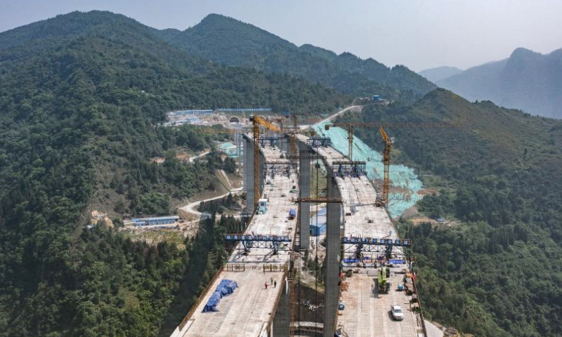 This aerial photo taken on May 27, 2023 shows the construction site of Qingchi grand bridge in Jinsha County of Bijie City, southwest China's Guizhou Province. The bridge is a key project along the Guiyang-Jinsha-Gulin expressway. The construction of the bridge has been proceeding smoothly. (Xinhua/Tao Liang)