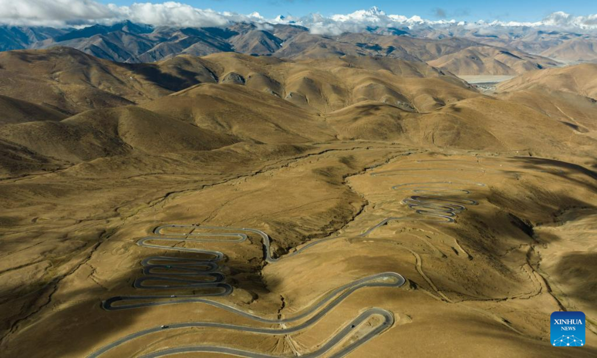 This aerial photo taken on May 26, 2023 shows a road leading to Mount Qomolangma in southwest China's Tibet Autonomous Region. Photo:Xinhua